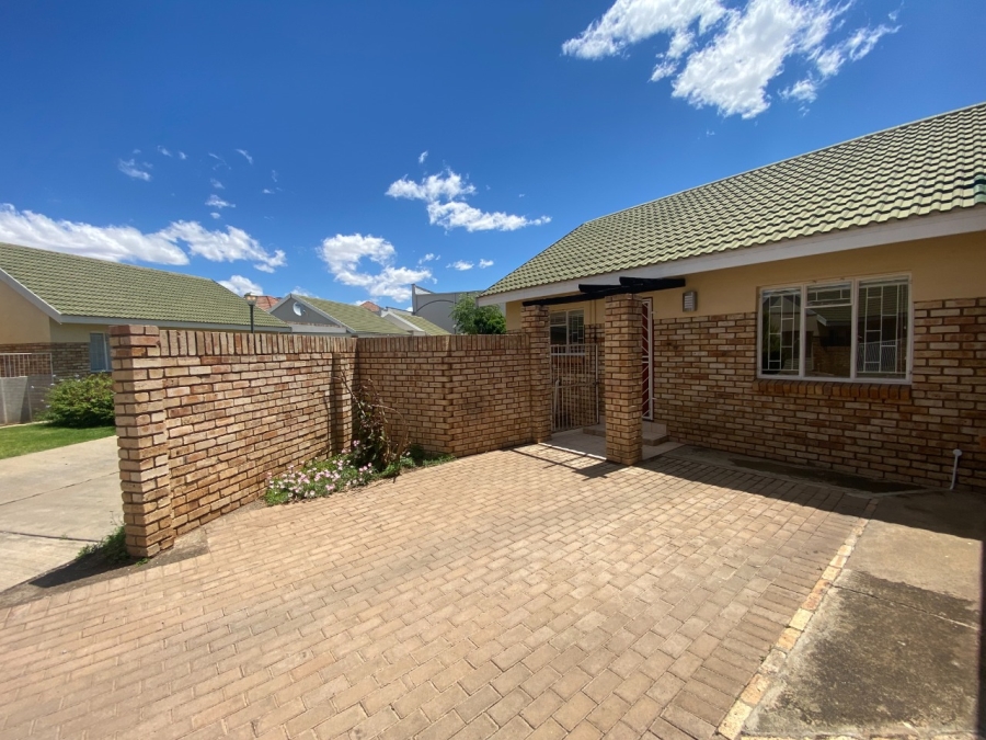 2 Bedroom Property for Sale in Roylglen Gardens Northern Cape